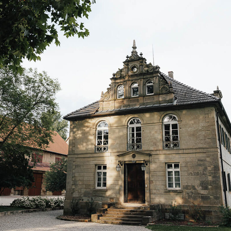 SAY WOW Karina von Ende Historisches Herrenhaus mit Sandsteinfassade und barockem Eingangsportal