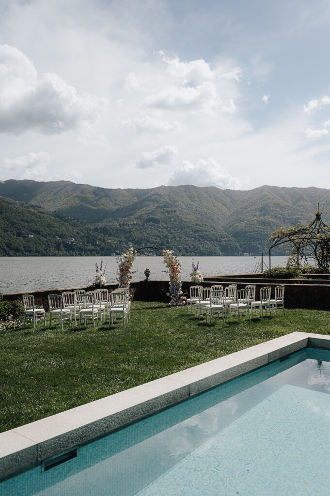 Direkt am Comer See befindet scih eine Wiese und ein Pool