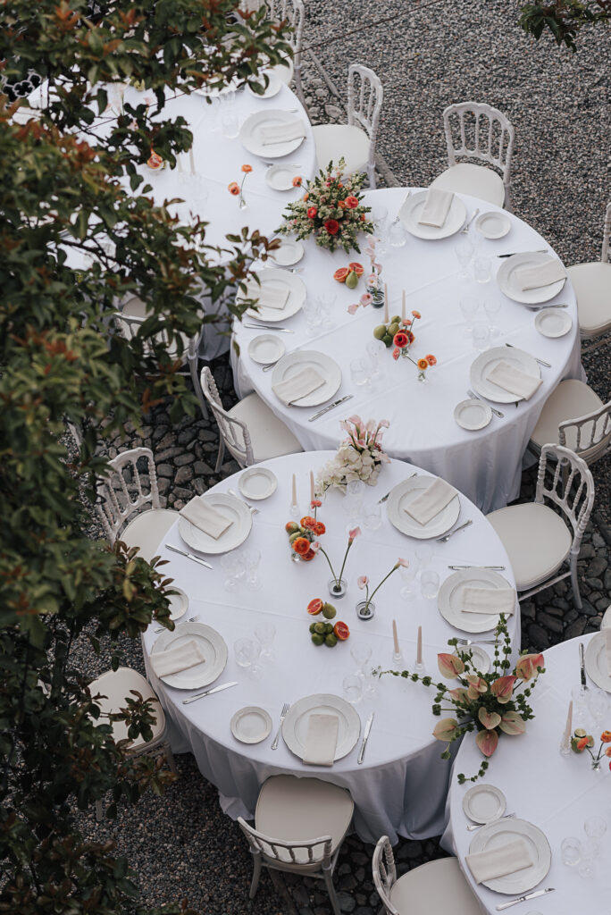 Sitzordnung einer Hochzeit mit runden Tischen
