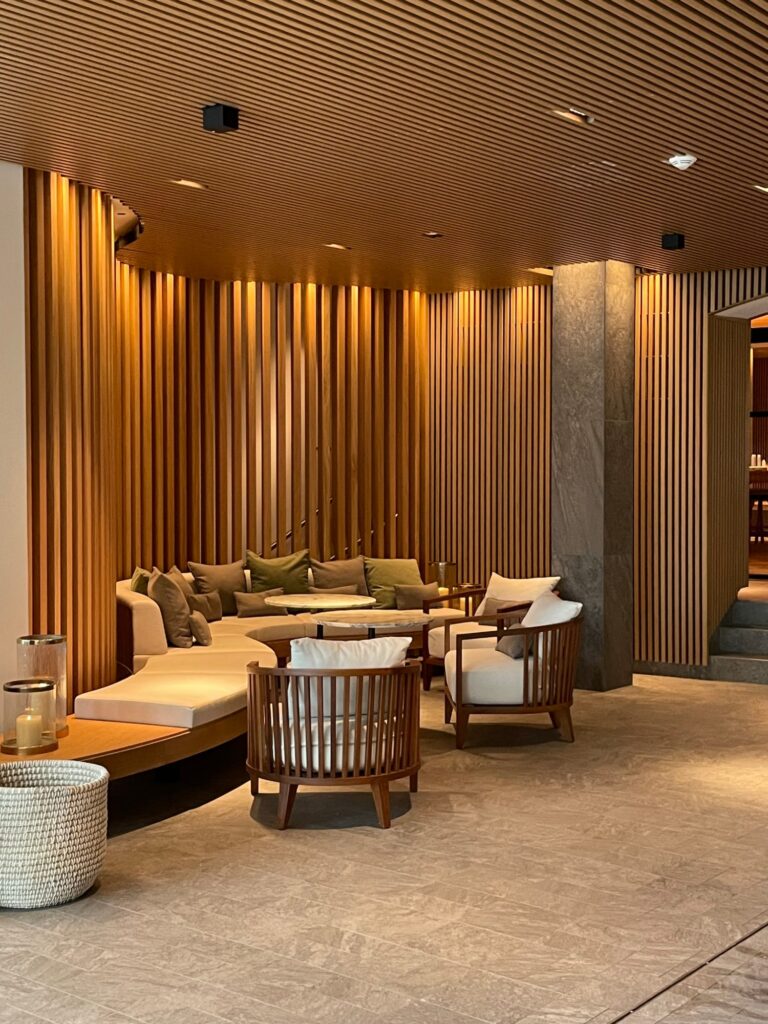 Ruhebereich mit Loungemöbeln im Asaya Spa für entspannte Stunden vor und nach der Hochzeit