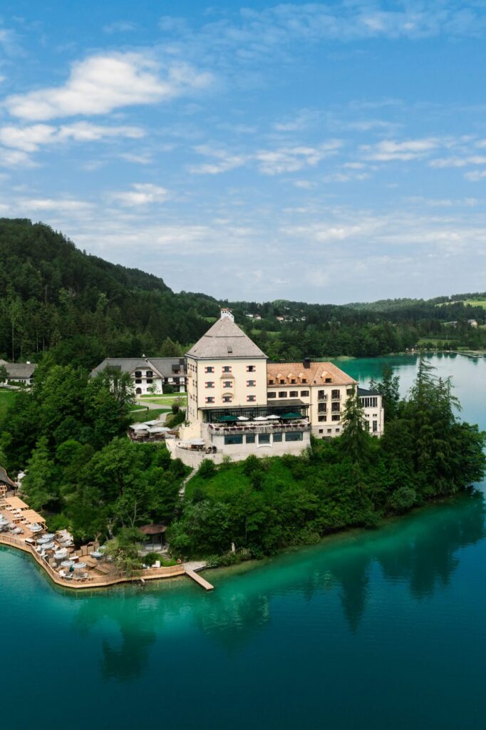 Hochzeitslocation Rosewood Schloss Fuschl aus der Luft auf seiner Halbinsel am türkisblauen Fuschlsee